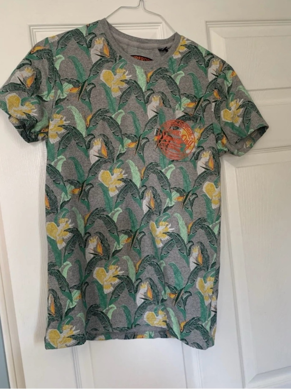 Superdry Surf Co Men’s T-Shirt Size Small S Gray Tropical Floral Graphic tee